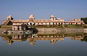 Mandu, Madhya Pradesh: Unlittered by the footsteps of time